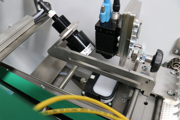 Kameras vermessen die Schneidmarkenposition