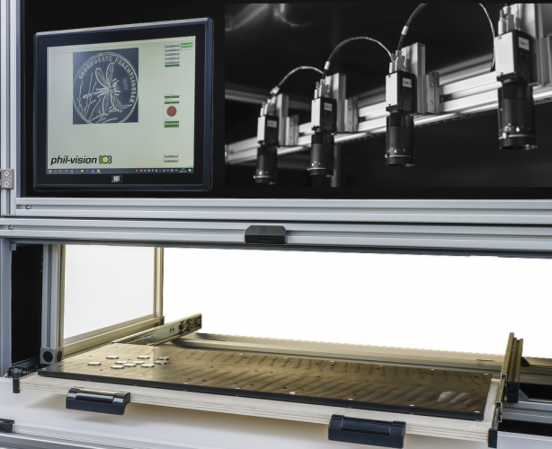 Nahaufnahme Kameras und Touchmonitor zur Druckbildkontrolle