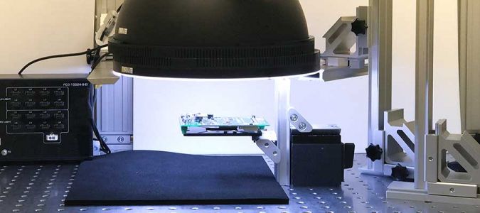 Optische Leiterplatteninspektion mit Kamera und Dombeleuchtung