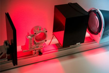 Kamerasystem mit spezieller Beleuchtung in einer optischen Maßprüfung